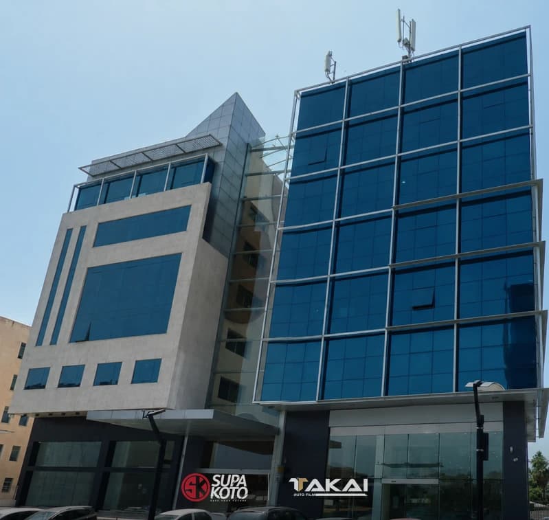 مبنى إداري بواجهة زجاجية مغطاة بفيلم العزل الحراري من تاكاي